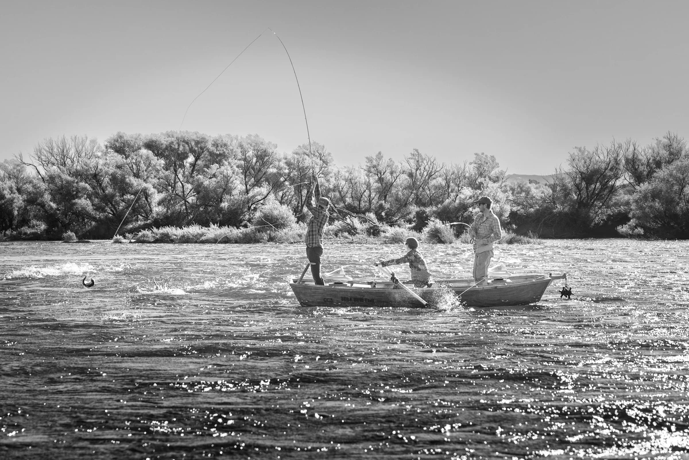 Pescadores con mosca en botes sobre el río
