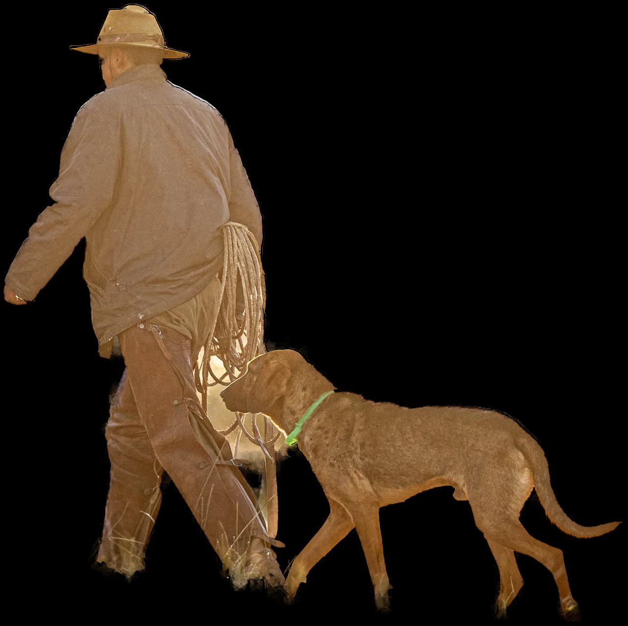 Un paisano camina con su perro, con el lazo en la mano